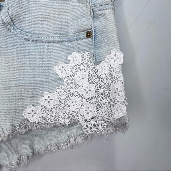American Eagle Festival Shortie Shorts Crocheted Floral Lace Sz 8 NWT Brand New - Picture 3 of 10